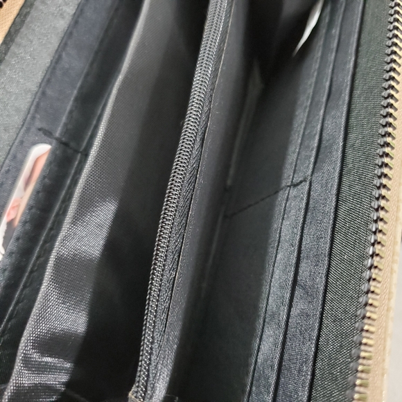 New Gloria Vanderbilt Wallet Wristlet Holds Cell P - Picture 8 of 8